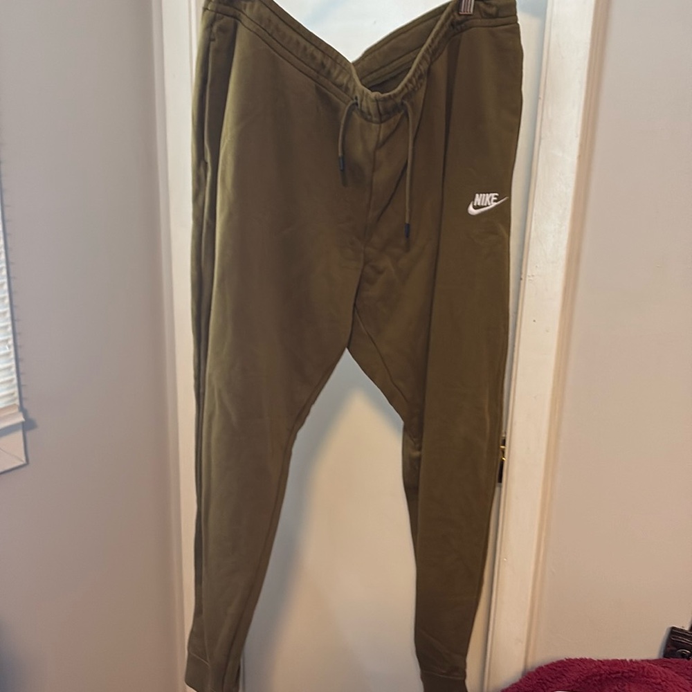 XL Men’s Nike Joggers army green